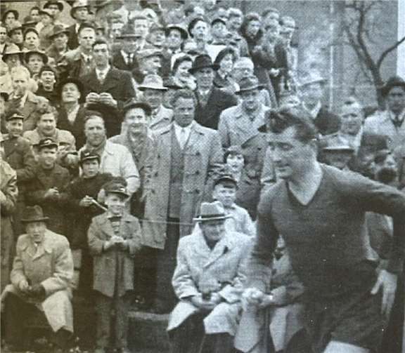 Die „Goldene Ära“ des FV Engers ist jetzt Fritz Walter läuft ein.