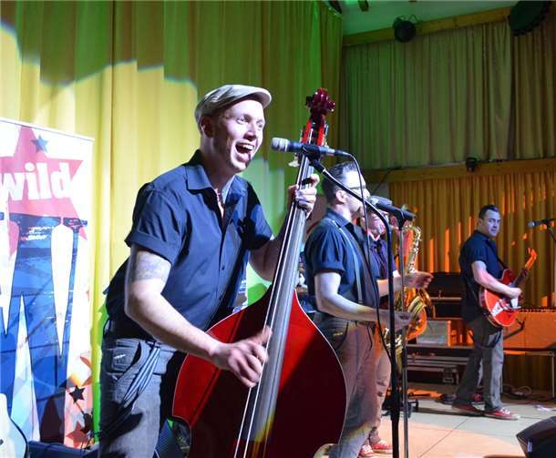 „Fritz the Cat“ bringt das Publikum mit seinem Kontrabass zum Tanzen.