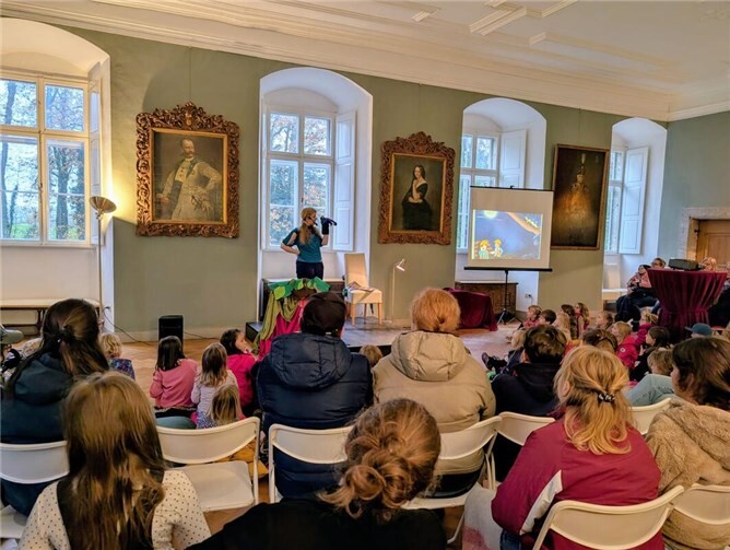 Fritzi Bender im Rittersaal von Burg Adendorf. Foto: M. Teschner