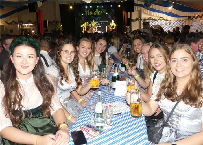 Fröhlich feiernde Besucher,Dirndl-Vielfalt bei den Madln und krachlederne Hosen beiden Buam, prägten in der blau-weißen Bierarena das Bild.
