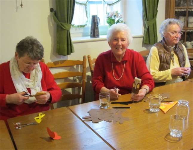 Fröhlich gebastelt wurde auf der Osterfeier und so entstanden tolle Kunstwerke. privat