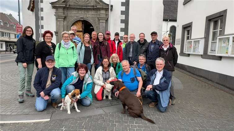 Fröhlich machten sich die Breisiger Jecken von der Marienkirche auf zur Lammertalwanderung.  Foto: KG Bad Breisig