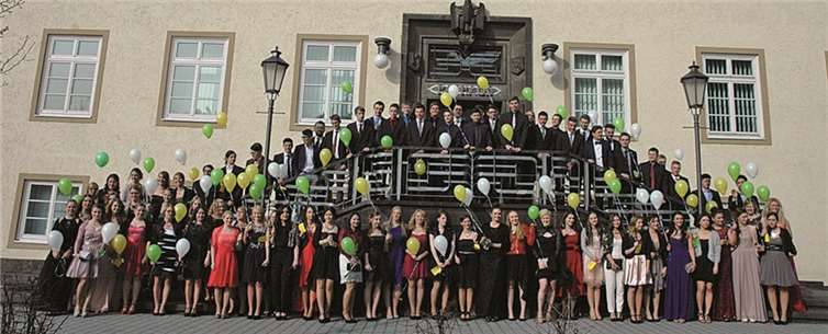 Fröhlich nahmen die Abiturienten Abschied von ihrer Schulzeit und ließen symbolisch Luftballons steigen.UM