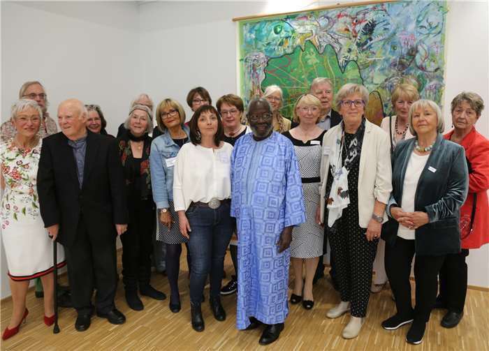 Fröhlich präsentierten sich die Künstler zur Vernissage.Fotos: StF