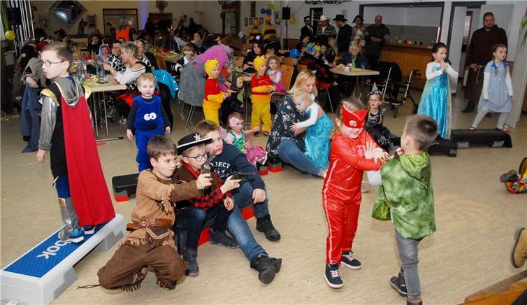 Fröhlich tobten die Kinder in der Sängerhalle. Endlich war wieder einmal Gelegenheit, die schönen Kostüme zu tragen.