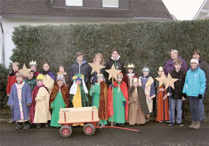 Fröhlich und in tollen Gewändern zogen die Sternsinger durch den Ort.  privat