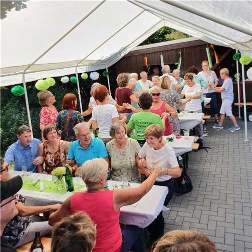 Fröhlich und locker ging es bei den Jubiläumsfeierlichkeiten zum 125-jährigen Bestehen des Sinziger Eifelvereins in Bad Bodendorf zu. Fotos: privat