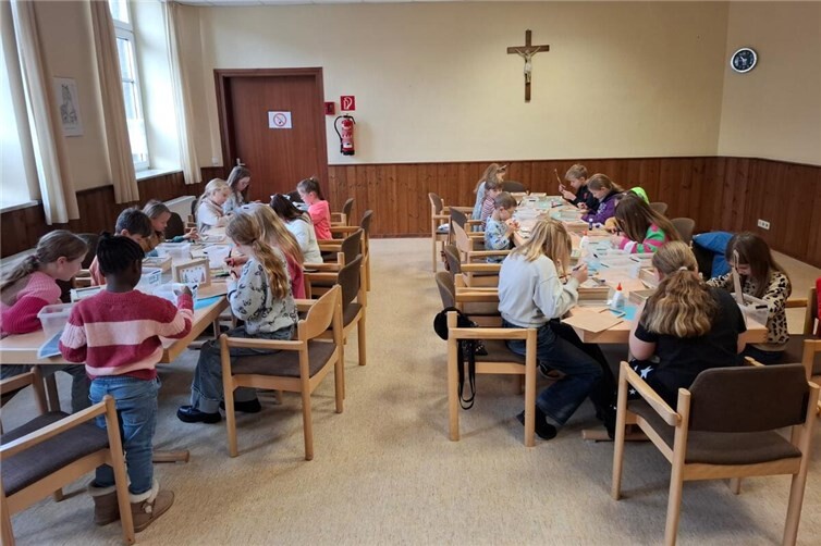 Fröhliche Atmosphäre beim weihnachtlichen Basteln in Alzheim. Foto: Förderverein St. Martin Alzheim