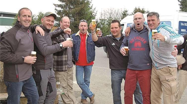 Fröhliche Bierlaune entwickelte sich bei den feierfreudigen Besuchern auf „Wallers“.-FA-