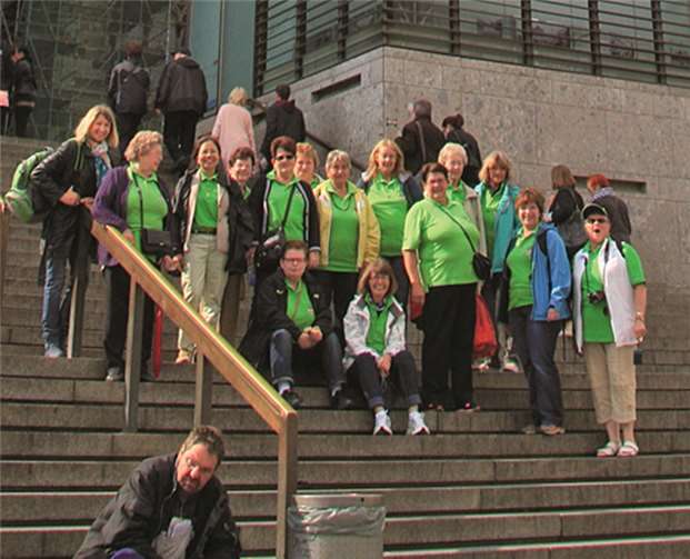 Fröhliche Brunnenfrauen am Fuße des Doms. privat