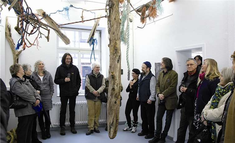 Fröhliche Eröffnung unter Plastiktauen und Schwemmholz. HG