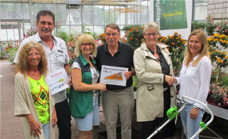 Fröhliche Gesichter bei der Preisübergabe: Petra und Wolfgang Alfter, Christa Hammer, Hans-Jürgen Pröpper, Annette Giehl und Mira Schneider (v.l.). Privat