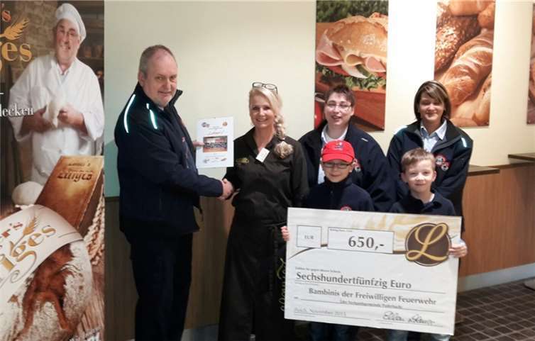 Fröhliche Gesichter bei der Scheckübergabe. privat