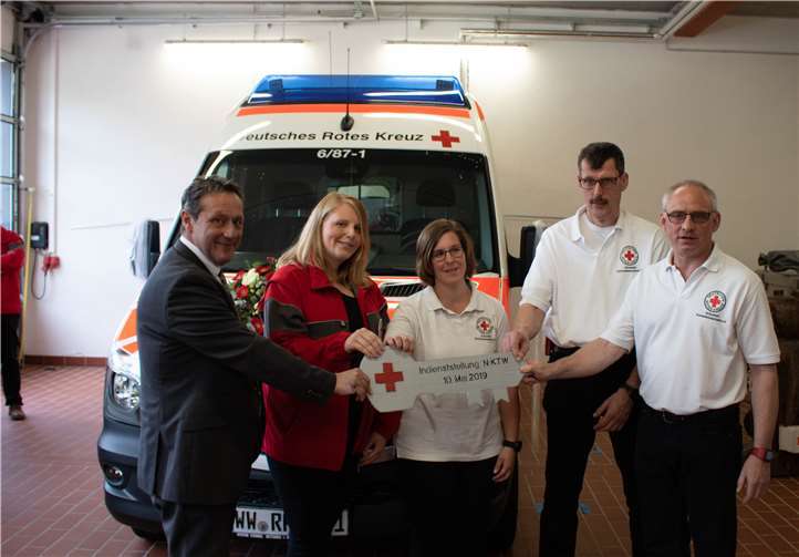 Fröhliche Gesichter bei der Schlüsselübergabe.