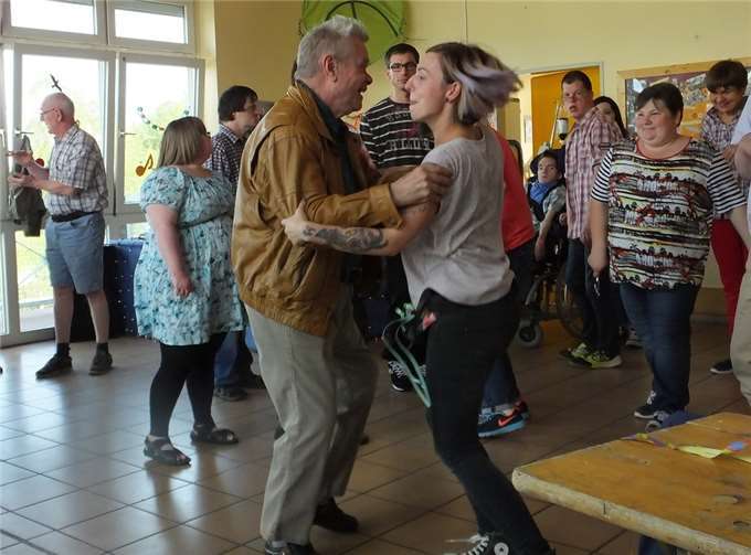 Fröhliche Gesichter beim Discofox. Caritas Zentrum, Mendig