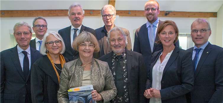 Fröhliche Gesichter beim Doppeljubiläum von Glasfachschule und das Museum in Rheinbach (von links): Bundestagsabgeordneter Norbert Röntgen, Schulleiter Walter Dernbach, Kulturdezernentin Melina Kabarett, Bürgermeister Stefan Raetz, Museumsdirektorin Dr. Ruth Fabritius, Fördervereins-Vorsitzender Joachim Strasdas, Moderator Konrad Beikircher, Landtagsabgeordneter Jörn Freynick, Bildungsministerin Yvonne Gebauer und Landtagsabgeordneter Oliver Krauß.