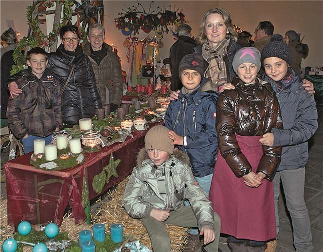 Fröhliche Gesichter gab es beim fünften Oberbachemer Weihnachtsbasar in der Hofanlage der Familie Wilwerscheid-Simons. VJ