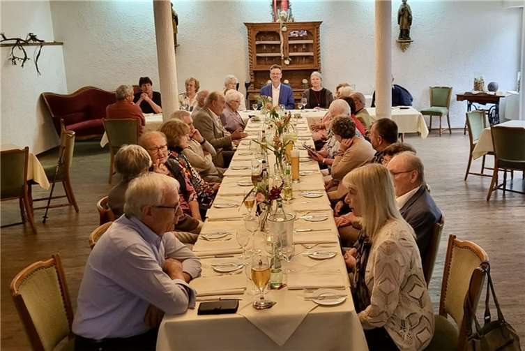 Fröhliche Gesprächsrunde beim Kirchenchor Cäcilia Kruft. Fotos: privat