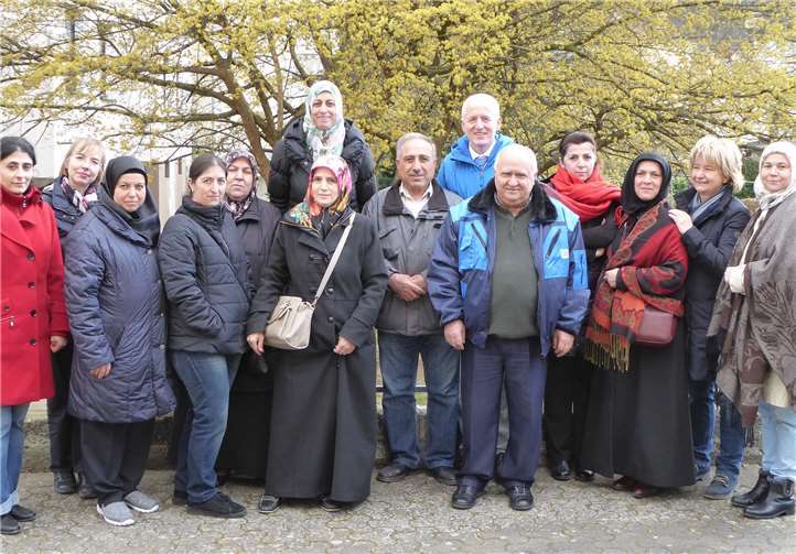 Fröhliche Kleingärtner: Die Projektteilnehmer freuen sich über die Unterstützung der Siedlungsgesellschaft.privat