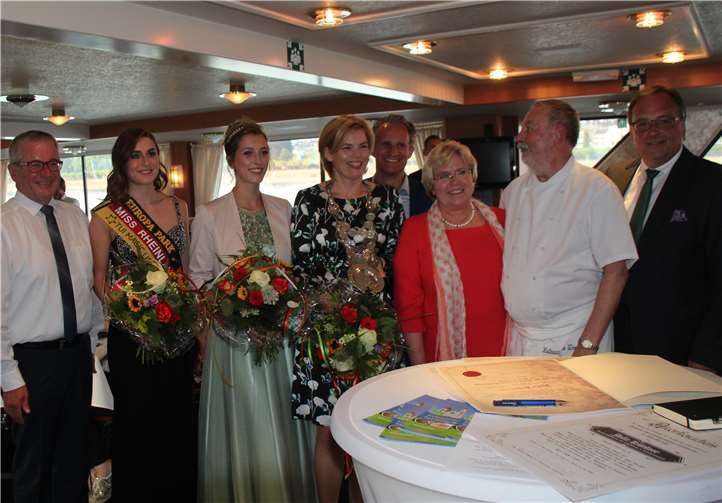Bundesministerin Julia Klöckner wird zur Kulinarischen Ritterin geschlagen Fröhliche Runde: MdL Hans-Josef Bracht, Miss Rheinland Pfalz und Ex Brunnenkönigin Laura, amtierende Brunnenkönigin Elena, Ritterin Julia Klöckner, Stadtbürgermeisterin Hermann-Lersch, Gastronom Werner Pommer und Verbandsbürgermeister Bernd Weidenbach vor der Urkunde.