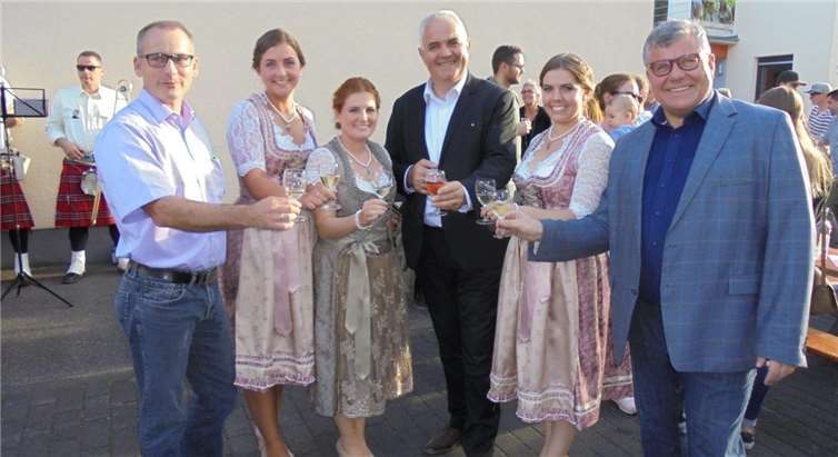 Fröhliche Runde: Ortsbürgermeister Oliver Labonde, Weinprinzessin Luisa Becker, Weinkönigin Eva Emrath, Bourcefrancs Bürgermeister Guy Proteau, Weinprinzessin Andrea Bahles und der Erste Kreisbeigeordnete Michael Mahlert. Fotos: STUKO