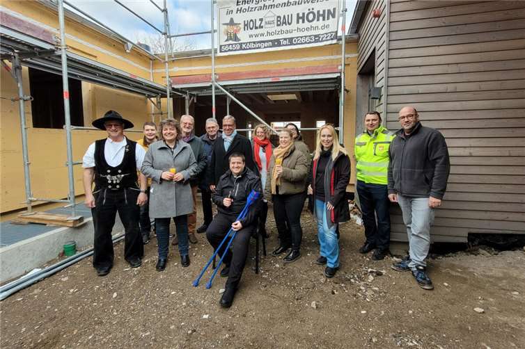 Fröhliche Stimmung beim Richtfest für den neuen Anbau der Kita St. Martin in Montabaur. Mit dabei waren Vertreter der Stadt, der kath. Pfarrgemeinde, der Verbandsgemeindeverwaltung sowie die Kita-Leitung, Elternausschuss, Architekten, Planer, Bauunternehmer. Fotos: VG Montabaur, Viola Marschall