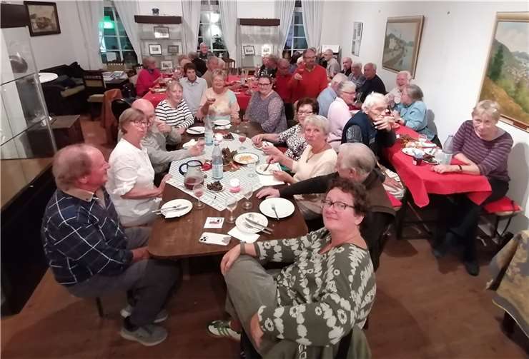 Fröhliche Weinfreunde im Rathaus.  Foto: Heinz Wilms