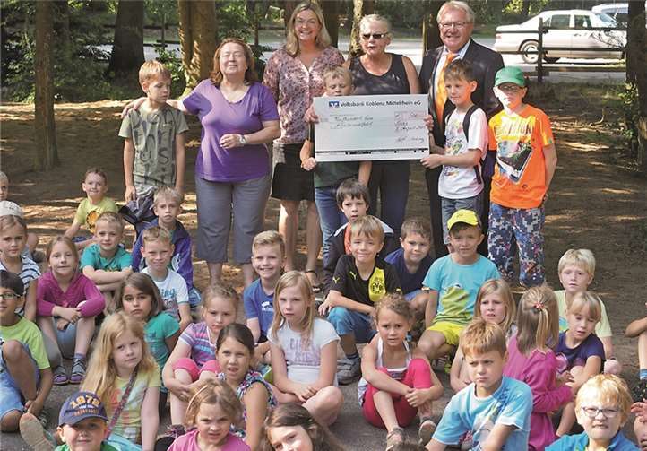 Fröhlicher Empfang für Heinz Engels, r. hinten und Stephanie Diensberg, l. hinten: Die Kinder der Ferienfreizeit freuen sich mit den AWO-Vorstandsmitgliedern Lill Brückmann, 2.v.r. hinten und Wiltrud Post, l. hinten. privat