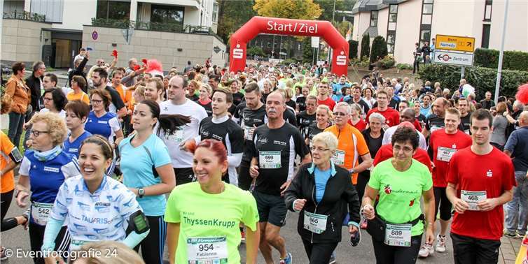 „Fröhlicher Massenstart“ beim Firmenlauf 2015 in Andernach. eventfotografie24