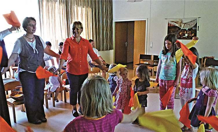 Fröhlicher Reigen mit Helferinnen und Krabbelkindern.  Privat