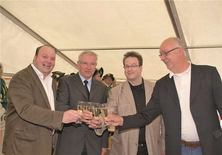 Fröhliches Einläuten des Maifestes auf der Karthause mit einem Gläschen in Ehren und den Beteiligten: Thorsten Schneider, Sprecher der Orga-Gruppe Maifest, OB Joachim Hofmann-Göttig, der Leiter des Jugend-und Bürgerzentrums, Michael Lüdecke und der 1.Vorsitzenden des Ortsrings Karthause, Hans-Rudolf Bader.US