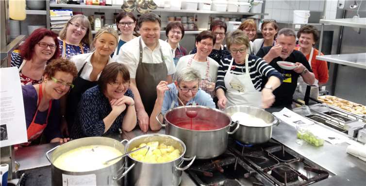 Fröhliches Lachen, angeregte Unterhaltungen und natürlich leckeresEssen gab es beim Kochkurs zu erleben. Quellen: Freundschaftskreis Dieblich-Marzy e.V.