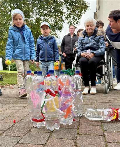 Fröhliches Miteinander auf der Pfarrwiese: Alt und Jung hatten hatten bei den Spielstationen – wie hier beim Kegeln - ihren Spaß.