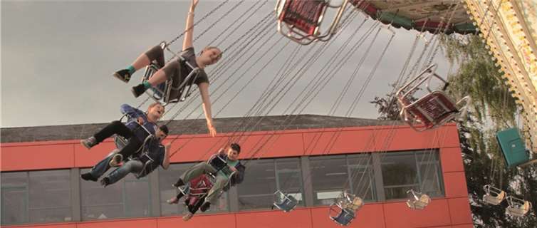 Fröhliches Rummelplatztreiben auf dem Hügel.