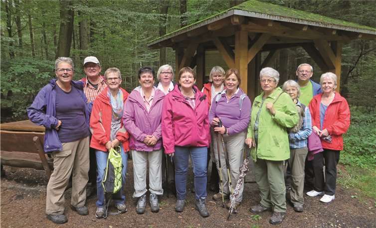 Froh gelaunt wanderten Frauen und Männer des Westerwald-Vereins den NR1 entlang. privat