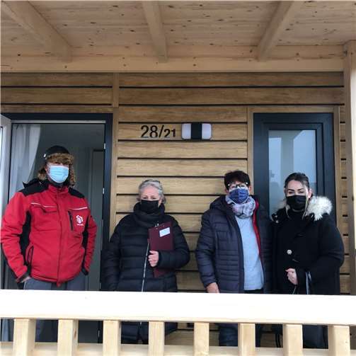 Froh über das neue zuhause der Familie Manxuco: Mutter Servet, Ingrid Büntgen, Frau Koll von der Hausverwaltung und Vater Rachmon (v.r.). Foto: privat
