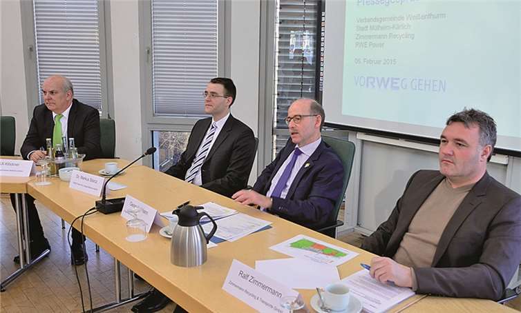 Froh über die AKW Gelände Nutzung durch Ralf Zimmermann (v.r.) sind Bürgermeister Georg Hollmann, AKW Leiter Dr Markus Strocz und Stadtbürgermeister Uli Klöckner. HEP