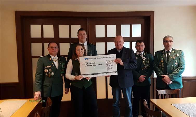 Frohe Gesichter bei der Scheckübergabe. Der 1. Brudermeister Jörg Bender, Kimberly Thillmann, Eric Hidien, Bernd Neitzert von „versteckte Engel“, Ricardo Leberig und Jungschützenmeister Thomas Leberig (v.l.). Privat
