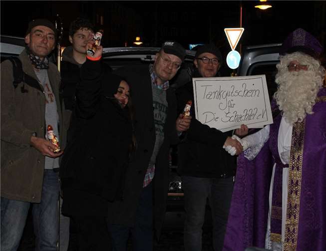 Frohe Gesichter bei der Spendenübergabe an „Die Schachtel e.V.“ Privat