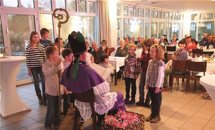 Frohe Gesichter bei der Weihnachtsfeier der Martinsberg-Nachbarschaft im Casino der Firma SHD. Privat