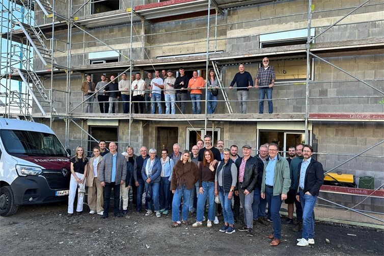 Frohe Gesichter beim Richtfest des Projekts „Wohnresidenz Blumenstraße“ in Mendig nach einer unfallfreien und unkomplizierten Rohbauphase.