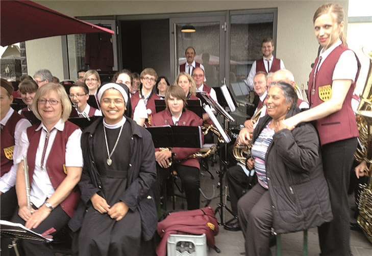 Frohe Gesichter gab es beim Frühschoppen im Hof Michels anlässlich der Nacht der Vulkane, denn über 425 Euro konnten als Spenden übergeben werden. Der Betrag wurde im Festgottesdienst im Lava-Keller, bei dem die Blaskapelle Ettringen für die musikkalische Begleitung sorgte, Schwester Britta ( Mitte) aus Indien überreicht. privat