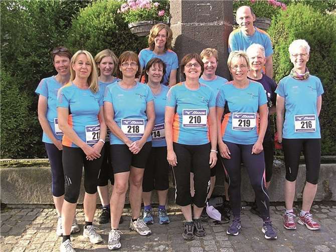 Frohsinn, Sport und Sonnenschein: Die Dieblicher Wingerts-Walker genießen den Tag beim Lonniger Jubiläums-Volkslauf. Privat
