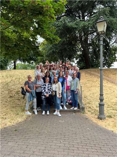 Frohsinn trotz Regen: Die Heimbacher Möhnen besuchen Eltville. Foto: 1.Möhnenverein Heimbach 1935 e.V.