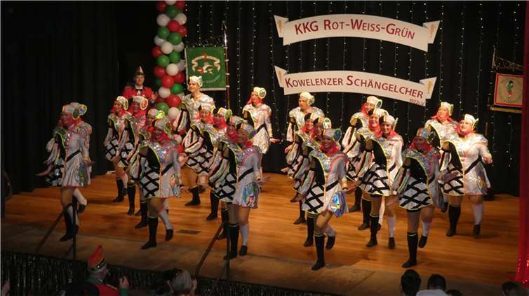 Frohsinn und Narretei zogen ein in den ausverkauften Saal. Und die Schängelcher hatten sich zu ihrem besonderen Jubiläum einiges einfallen lassen. Quelle: KG Kowelenzer Schängelcher