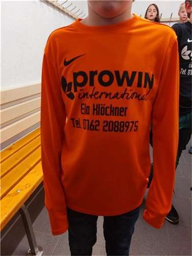 Frontansicht der neuen Trikots.