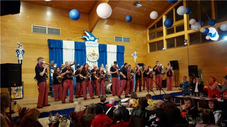 Heiße Karnevals-Rhythmen in der Lavahalle Frontmann Daniel Zeus überzeugte zudem als Stimmungskanone. Locker und mit einer unglaublichen Bühnenpräsenz kündigte er die kommenden Lieder von den Blau-Weißen an, so als ob er nichts anderes machen würde. Foto: Heiko Aßmann.