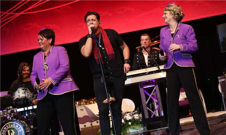 Frontmann der Domstürmer Micky Brühl (Mitte) ferierte mit Präsidentin Nicole Flick (1.v.r) und Sonja Knorr (1.v.l.).