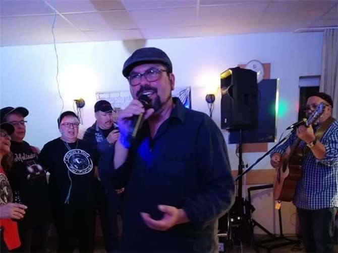 Frontsänger Guido Krämer brachte die Gäste schnell zum Mitsingen. Foto: privat