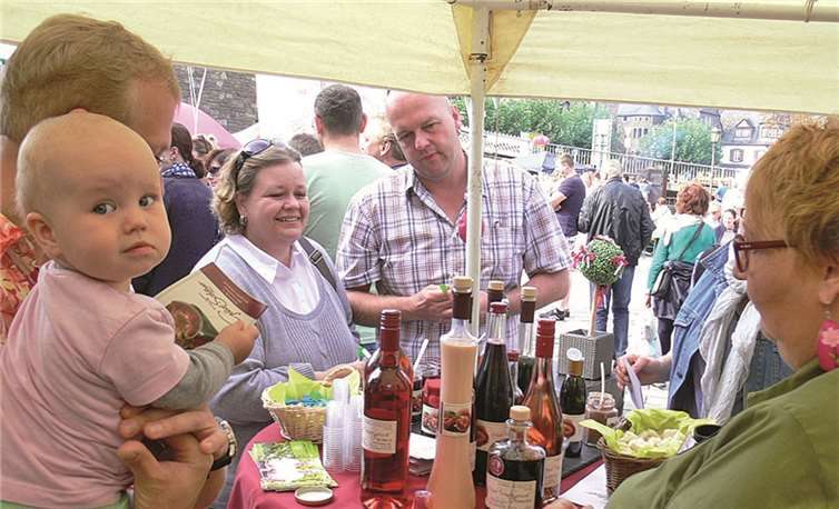 Fruchtige Köstlichkeiten rund um den berühmten Pfirsich. Der interessierte Nachwuchs freundet sich zunächst mit Prospekt an.